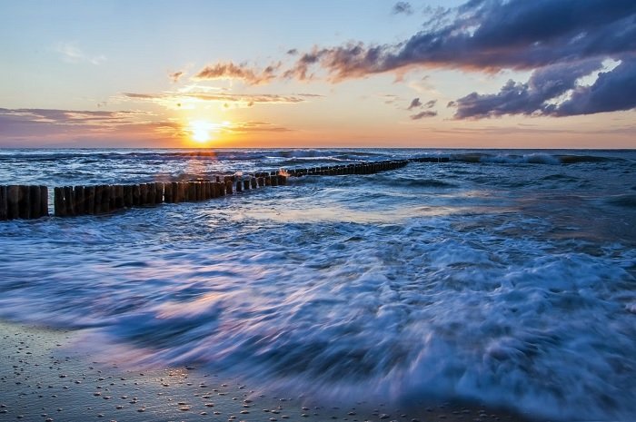 Long exposure shot of sea waves hitting the shore