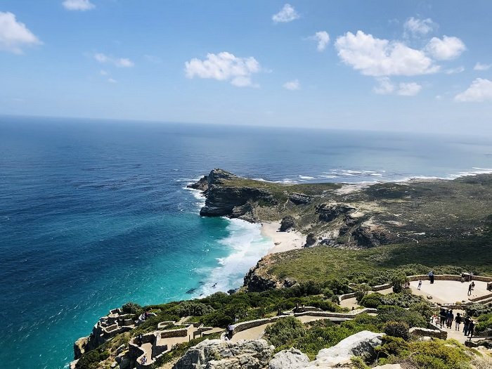 Capetown coastline with rocky cliffs meeting the ocean