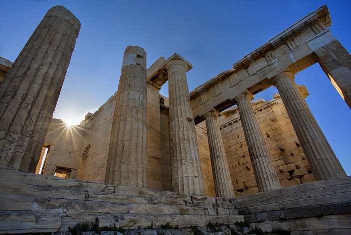 A photo of classical ruins - wide vs narrow aperture